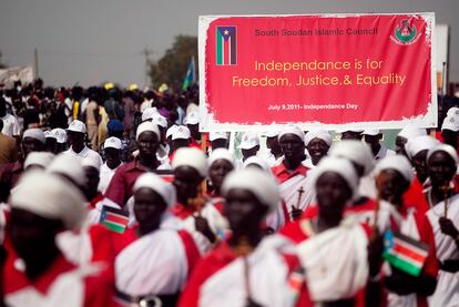 Sudaneses del sur participan en un ensayo del desfile de la independencia que se prepara en la capital Juba. El pasado 1 de enero Sudán del Sur, de mayoría cristiana, decidió en referéndum indepenedizarse del norte, de mayoría musulmana. Tras décadas de guerra civil, dos millones de muertos y unos acuerdos de paz sellados en 2005, el próximo día 9 Sudán del Sur se convertirá en estado independiente.