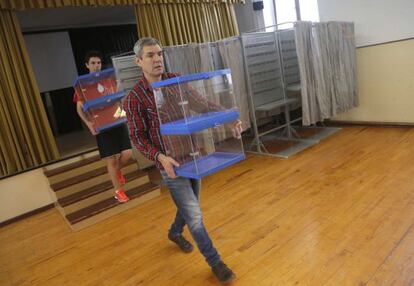 Preparativos de los colegios electorales, con la habilitación de las urnas para el 24-M.