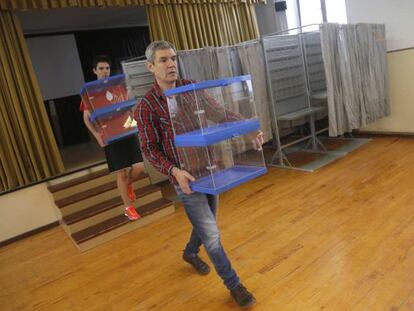 Preparativos de los colegios electorales, con la habilitación de las urnas para el 24-M.