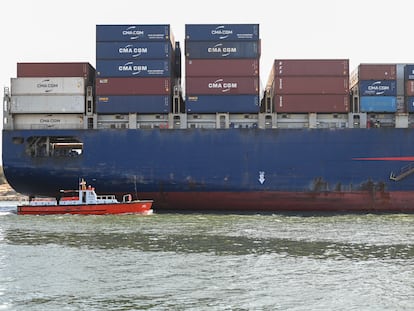 Un buque transita por el Canal de Suez el pasado 10 de enero.