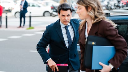 El empresario Alberto González Amador, pareja de la presidenta Isabel Díaz Ayuso, el 10 de abril en el exterior de los juzgados de Plaza de Castilla. 