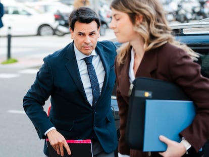 El empresario Alberto González Amador, pareja de la presidenta Isabel Díaz Ayuso, el 10 de abril en el exterior de los juzgados de Plaza de Castilla.