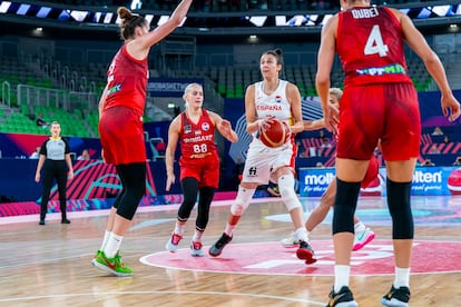 Alba Torrens, entre jugadoras húngaras.