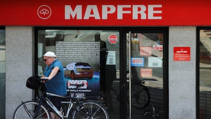 Una persona pasa delante de una sucursal de Mapfre, en Ronda (Málaga).