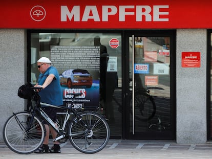 Una persona pasa delante de una sucursal de Mapfre, en Ronda (Málaga).