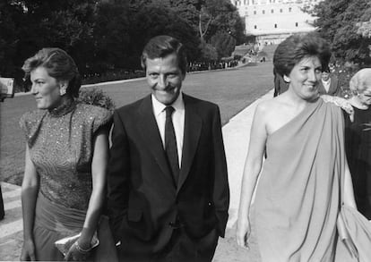 Junio de 1987. El expresidente de Gobierno, Adolfo Suárez, acompañado de su esposa, Amparo Illana (d), y de su hija mayor, Mariam Suárez (i), en los jardines del Campo del Moro del Palacio Real asisten a la celebración de la onomástica del Rey Juan Carlos.