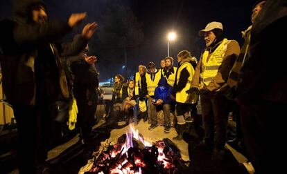 Manifestantes de los 'chalecos amarillos' protestan este martes en Langon, cerca de Burdeos.