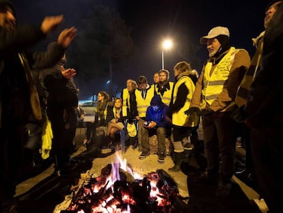 Manifestantes de los 'chalecos amarillos' protestan este martes en Langon, cerca de Burdeos.
