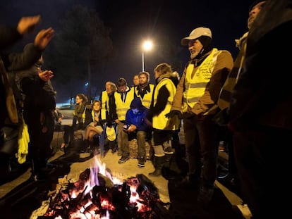 Manifestantes de los 'chalecos amarillos' protestan este martes en Langon, cerca de Burdeos.