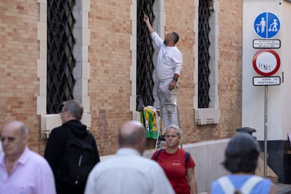 Un trabajador en Sevilla, en octubre de 2024.