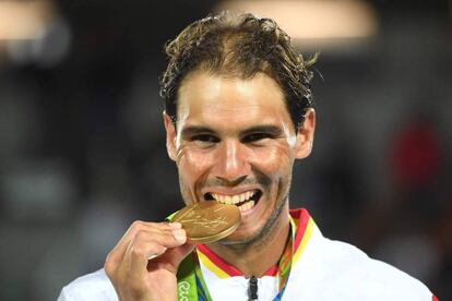 Rafa Nadal, con la medalla de oro tras la victoria en dobles.