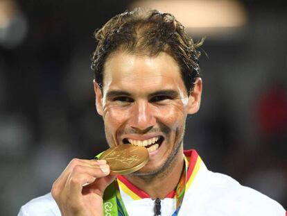 Rafa Nadal, con la medalla de oro tras la victoria en dobles.