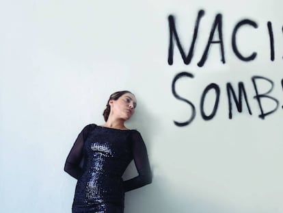 Rafaela Carrasco, bajo el letrero de la obra &#039;Nacida Sombra&#039;.