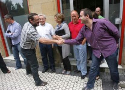 Representantes de Aralar, Bildu y la izquierda 'abertzale', esta mañana en San Sebastián.