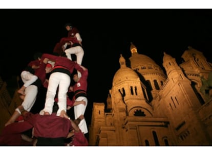 Castillo humano con la Basílica del Sacré Coeur al fondo