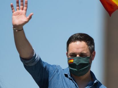 El portavoz de Vox en el Congreso, Iván Espinosa de los Monteros, la portavoz de Vox en la Asamblea de Madrid, Rocío Monasterio, el presidente de Vox, Santiago Abascal, el secretario general de Vox, Javier Ortega Smith, y la secretaria general de Vox en el Congreso, Macarena Olona, montados en un autobús durante la congregación de coches y motos, con pancartas y banderas de España, por las calles de la capital en la manifestación de Vox para pedir la dimisión del Gobierno de Pedro Sánchez por su gestión durante la pandemia del Covid-19. En Madrid, (España), a 23 de mayo de 2020.
23 MAYO 2020;VOX;MANIFESTACION;MADRID;COVID19;CORONAVIRUS
Joaquin Corchero / Europa Press
23/05/2020