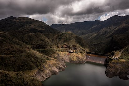 La represa del embalse de Chuza, en el páramo de Chingaza, con bajos niveles de agua, el 1 de octubre de 2024. 