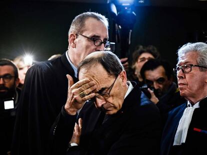 El cardenal Philippe Barbarin y sus abogados durante el juicio en Lyon 