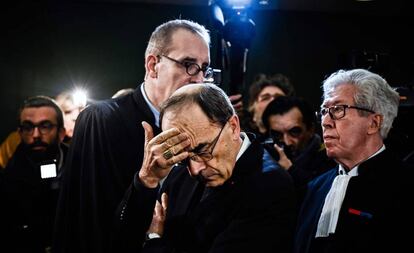 El cardenal Philippe Barbarin y sus abogados durante el juicio en Lyon