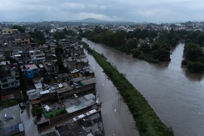 Vista del Río Tula desbordado en la zona centro de Ciudad de Tula. La inundación anegó el municipio de Hidalgo y colapsó la red eléctrica del centro médico del IMSS. Los pacientes, enfermos de covid-19, murieron al perder la respiración asistida.