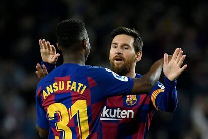 Ansu Fati celebra un gol amb Messi en el partit contra el Llevant.