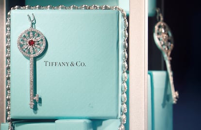 Una joya de Tiffany en un escaparate de la firma en París, en noviembre pasado.