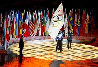 El alcalde de Turín recibe la bandera olímpica de manos de su homólogo de Salt Lake City.