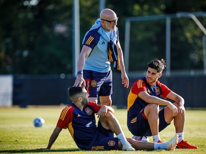 Luis de la Fuente, con Jordi Alba y Marco Asensio, en el entrenamiento de la selección de este miércoles.