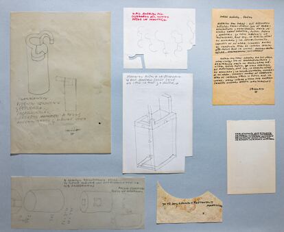 Cientos de cartas, notas, apuntes, dedicatorias y documentos de todo tipo descansan en las carpetas del Archivo Chillida. A menudo el autor del Peine del viento acompañaba sus misivas de dibujos, croquis y reflexiones gráficas. Casi siempre escribía en letras mayúsculas, con una cuidada caligrafía que, en ocasiones, ensayaba antes de escribir la versión definitiva.