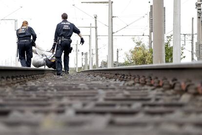 Dos policías detienen a un participante de una protesta organizada por el colectivo ecologista Ende Gelaende en una zona minera de Erkelenz (Alemania).