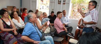 Asamblea de la asociación de vecinos Solidaridad Cuatro Caminos-Tetuán en la que se ha tratado la okupación de un edificio de oficinas en el distrito por ultraderechistas.