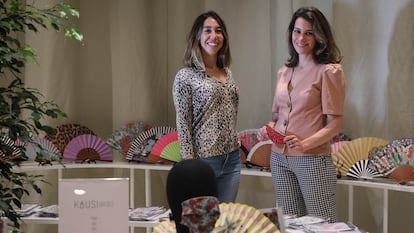 Alejandra Arias (izquierda) y Laura Corces, propietarias de Kausi, dedicada al diseño de abanicos y mascarillas, en su tienda del centro comercial ABC de Serrano.