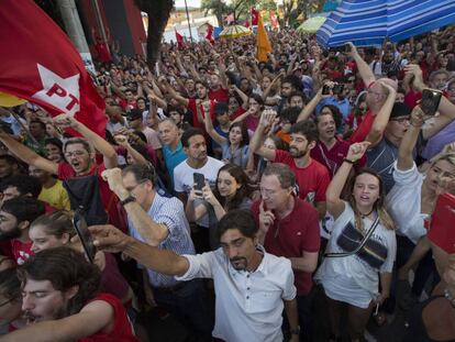 Simpatizantes do ex-presidente brasileiro Lula manifestam-se nesta sexta-feira em frente ao Sindicato dos Metalúrgicos.