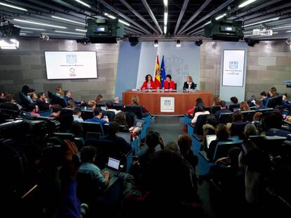 Rueda de prensa de presentación de los presupuestos con las ministras Montero (Hacienda), Celaá (Educación y portavoz) y Calviño (Economía).