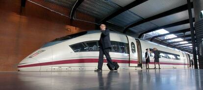 Un tren AVE en la madrile&ntilde;a estaci&oacute;n de Atocha.