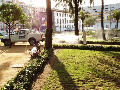 Operarios fumigan en los jardines de Huelva para evitar la presencia de mosquitos.