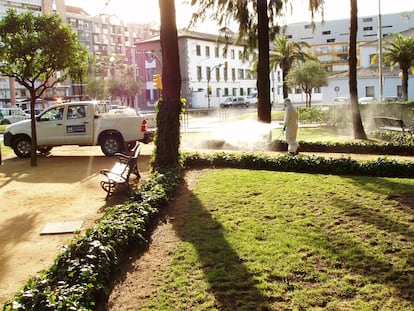 Operarios fumigan en los jardines de Huelva para evitar la presencia de mosquitos.