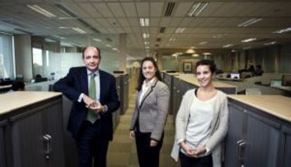 Ram&oacute;n Castresana, director de recursos humanos, y las empleadas Paz Montes y Teresa Roch.