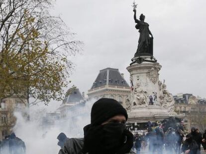 La protesta contra el cambio climático celebrada este domingo en París ha sido disuelta por la policía con gases lacrimógenos en la plaza de la República.