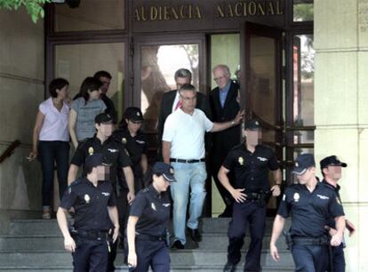 Eduardo <i>Teddy </i>Bautista (al fondo, junto a la puerta), sale de la Audiencia Nacional tras prestar declaración ante el juez.