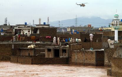 Vista general de las inundaciones causadas por las lluvias registradas a las afueras de Islamabad (Pakistán). El número de muertos por las fuertes lluvias registradas en el este de Pakistán desde el miércoles por la noche ascendió a 62, después de que falleciesen otras once personas en los estados de Punyab y Cachemira.