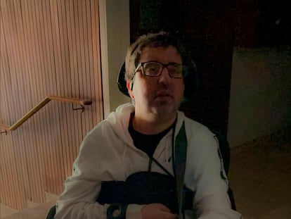 Abel se mueve en silla de ruedas y vive en un noveno: “Si no vuelve la luz, me quedaré a dormir en el portal”
