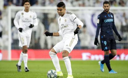 Casemiro golpea el balón en el Madrid - Real Sociedad.