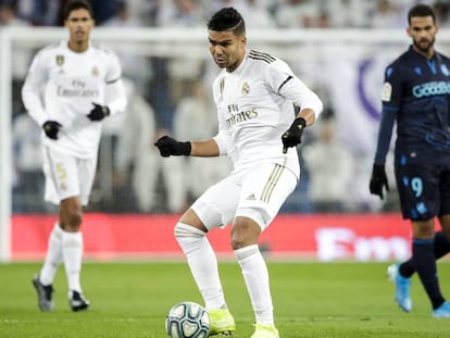 Casemiro golpea el balón en el Madrid - Real Sociedad.