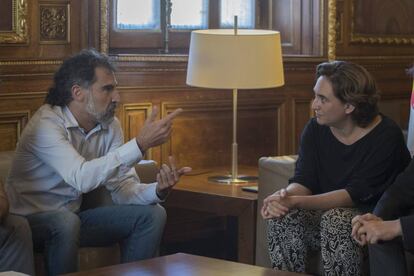 La alcaldesa de Barcelona, Ada Colau, con Jordi Ciixart, el actual presidente de &Ograve;mnium Cultural. 