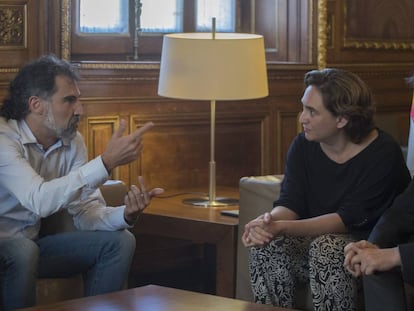 La alcaldesa de Barcelona, Ada Colau, con Jordi Ciixart, el actual presidente de &Ograve;mnium Cultural. 