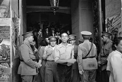 El poeta Miguel Hernández a la salida del Congreso Internacional de Escritores para la Defensa de la Cultura, celebrado en Valencia en 1937.