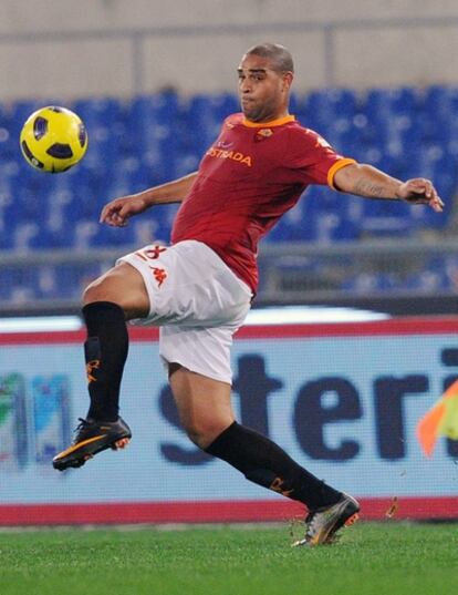 Adriano, durante un partido con el Roma.