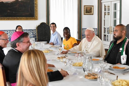 El pontífice comparte un almuerzo con los participantes en la reunión de jóvenes católicos de la Jornada Mundial de la Juventud (JMJ), el viernes en Lisboa.