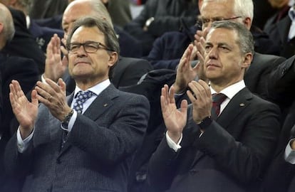 El president en funciones Artur Mas y el lehendakari Íñigo Urkullu, al comienzo del partido entre Cataluña y Euskadi en el Camp Nou.